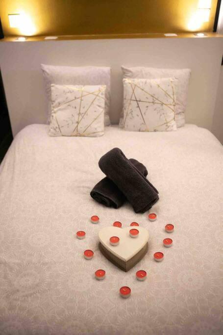 Loft De Courcaille - Balneo - Free Parking - Wifi Apartman Orléans Kültér fotó