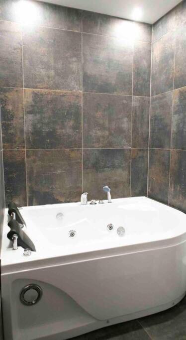 Loft De Courcaille - Balneo - Free Parking - Wifi Apartman Orléans Kültér fotó